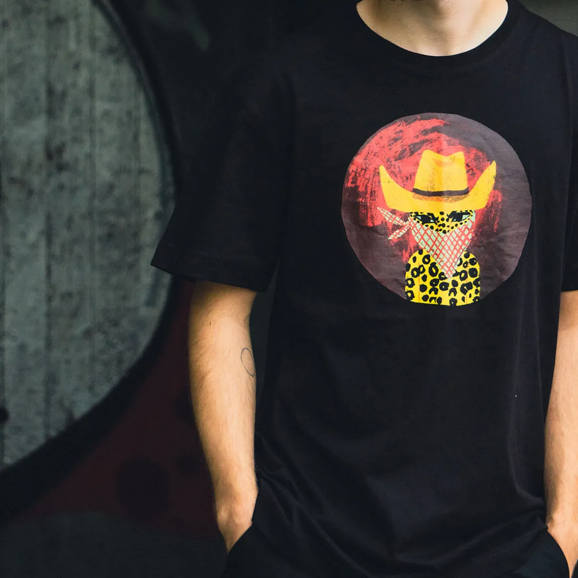 Afrikan tähti Rosvo-t-paita unisex musta